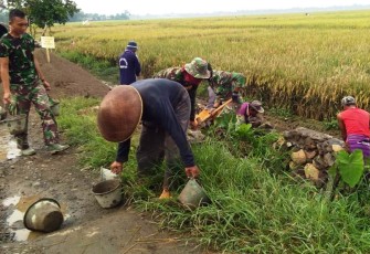 Satgas dan Warga Kebut Pembangunan Talud TMMD