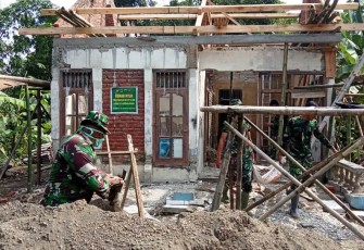  TNI Menghiasi Kayu Berkualitas di Rumah Suwarni