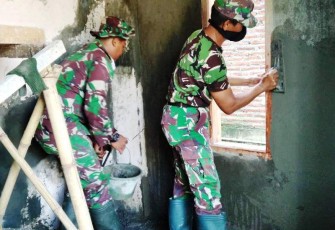 Anggota Satgas TMMD Reguler Pekalongan Fokus Pengacian Rumah Wiwik