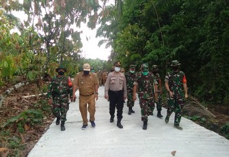 Kapolsek Raya Kahean Hadiri Undangan Koramil 20/Sinderaya Saat Kunjungan Kerja Dandim 0207/SML