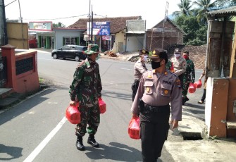 Koramil dan Polsek Jambu bantu warga sekitar dengan sembako