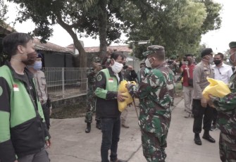 Komandan Kodim 0736/Batang Letkol Kav Henry RJ Napitupulu  Kombes Pol Budi Yuwono Bagikan Sembako 