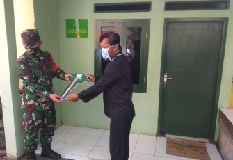 Alamsyah Terima Kunci Rumah Baru Usai Direhab Satgas TMMD ke 107