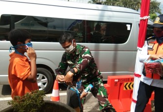 Pejalan kaki tak luput dari operasi pembagian masker