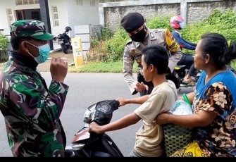 Pemberian masker untuk para pengendara 