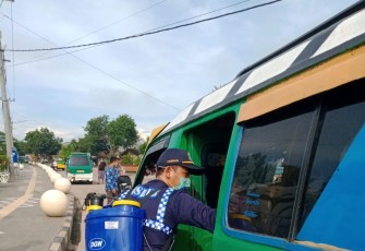 Dishub Pesawaran Semprot Disinfektan ke Transportasi Umum
