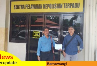 Ardian (kiri) didampingi Andi Purnama didepan ruang Pidsus Polresta Banyuwangi