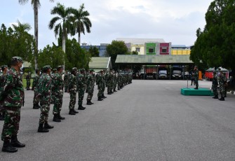 Danrem 143/HO Pimpin Apel Pagi dan Berikan Jam Komandan Personel Korem 143/HO