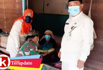 Babinsa Kelurahan Rempang Cate dan Camat Galang Berikan Sembako kepada Masyarakat Tanjung Kertang