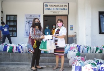 Ketua TP PPK kota Bitung gunakan masker hitam bagikan paket bingkisan kepada tenaga medis