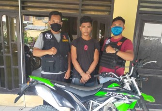 Tersangka (tengah) saat diamankan