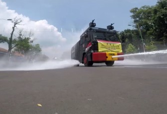 DPRD Bersinergi Dengan Polres dan Kodim Batang Lakukan Penyemprotan Gunakan Water Cannon
