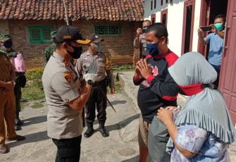 Polres Pesawaran Bagi Sembako ke Masyarakat Terdampak Covid-19
