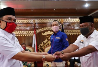 Bupati Lambar Bagikan 200 Ribu Masker ke Masyarakat