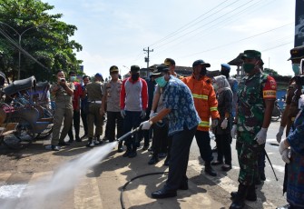Polres Pekalongan Bersama Forkompimda Lakukan Penyemprotan Disinfektan di Tempat Umum