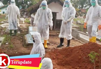 Proses pemakaman jenazah Tr standar Covid-19