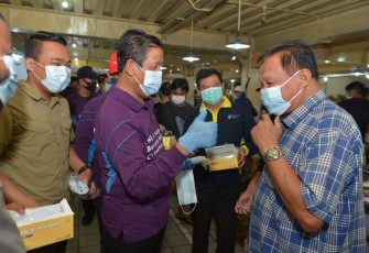 H Isdianto Bagi Ribuan Masker Gratis ke Masyarakat Batam 