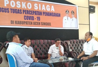 Ketua DPRK Aceh Singkil Hasanuddin Aritonang (tengah) bersama anggota dewan lainnya, saat mengunjungi posko Tim Gugus Tugas percepatan penanganan Covid-19 setempat.
