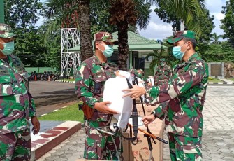 Kasdim 0505/JT Salurkan Bantuan Alat Penyemprot Disinfektan melalui Jajarannya
