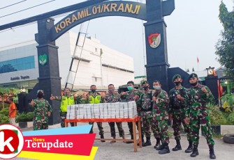 Danramil 01/Kranji Bersama Anggota Bagikan Takjil Gratis Dari PPUIN Kepada Masyarakat