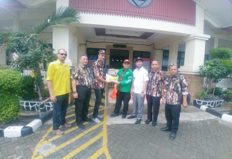 Golkar dan GM-FKPPI Peduli Berikan Bantuan Sembako Kepada Ojol dan Masyarakat