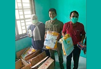 Anggota DPRK Aceh Singkil selaku Tim Pemantau Percepatan kerja gugus tugas penanganan covid-19 setempat yang mendapat jadwal piket di posko saat ikut menerima kedatangan APD.