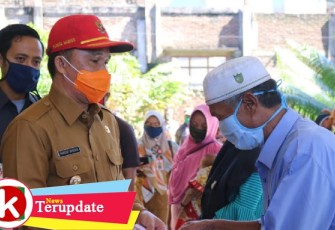 Bupati Lampung Barat H Parosil Mabsus Bagikan Bantuan Langsung Tunai Dana Desa  Pada Warga Terdampak Covid-19 