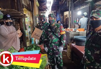 Koramil 07/Kemayoran Bagikan APD Kaca Tutup Muka pada Pedagang