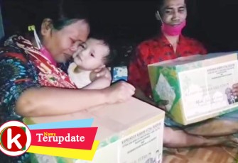 Suwarno dan keluarga saat menerima bantuan dari Dandim