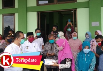 Ibu Plt Gubernur Aceh Dyah Erti Idawati menyerahkan APD medis ke RSUD Aceh Singkil.