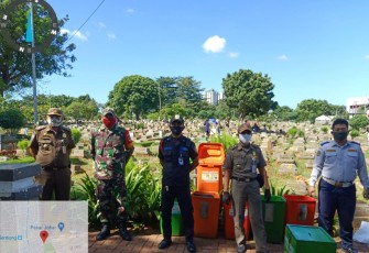 Babinsa Koramil 08 Johar Baru Bantu Atur Para Peziarah Makam Kawi-Kawi