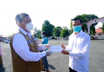 Bupati Bengkulu Utara Mian Berikan Insentif Kepada Tenaga Medis