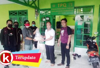 Sekretaris Iwo Bitung serahkan bantuan kepada pengurus panti asuhan