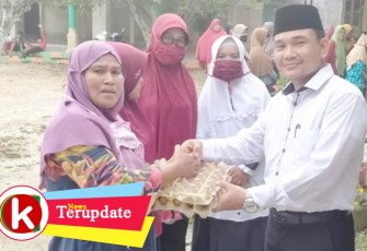Ahmad Syiroj saat menyalurkan zakat penghasilan