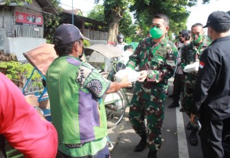 Dandim 0808/Blitar Letkol Inf Kris Bianto saat memberikan Nasi Bungkus ke warga (foto: Istimewa) 