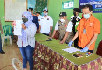Bupati Blitar Rijanto (pakai rompi warna Cokelat) saat menghadiri penyaluran bantuan sosial (foto: Klikwarta.com) 