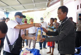 Bupati Bengkulu Selatan Gusnan Mulyadi Salurkan Bantuan 