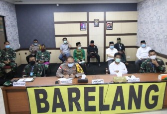 Kepala BP Batam/Walikota Batam Muhammad Rudi bersama Forkopimda saat Vicon Rakor Pengamanan dan Penegakan Protokol Kesehatan Rangka Hari Raya Idul Fitri 1441 H