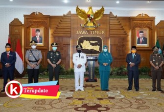 Pimpinan DPRD Kota Blitar (paling kiri dan nomor dua dari kanan) di Acara Pelantikan Wali Kota Blitar Santoso 