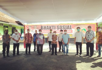 Bupati Rijanto (tengah pakai rompi) saat bersama Pengusaha Wlingi Seusai Bagikan Beras (foto: Faisal NR / Klikwarta.com) 