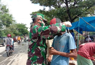 Salah satu warga diberi Masker