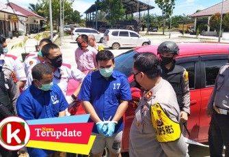 Dua Pemuda Aceh Singkil bersama barang bukti saat diamankan di Mapolres setempat.