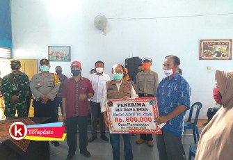 Bupati Blitar Rijanto saat menyerahkan bantuan kepada penerima manfaat (foto: Faisal NR / Klikwarta.com) 