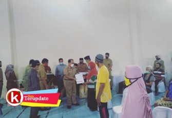 Bupati Rijanto Saat Menyerahkan Bantuan Kepada Warga. (foto: Faisal NR / Klikwarta.com) 