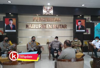 Bupati Blitar Rijanto (tiga dari kiri) saat rapat bersama Forkopimda bahas New Normal Life di kantor Bupati Blitar. (foto: Faisal NR / Klikwarta.com) 