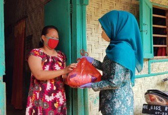 Ketua TP PKK Kabupaten Pesawaran Nanda Indira Dendi Bagikan 100 Paket Sembako Untuk Masyarakat Desa Kurungan Nyawa
