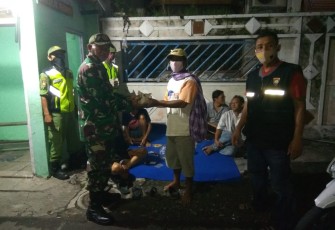Jelang Sahur Koramil 04/Jebres Bagikan Nasi bungkus Pada Warga