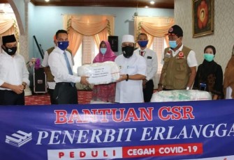 PT Penerbit Erlangga Sumbangkan APD dan Masker Untuk Tenaga Medis Kota Bengkulu 