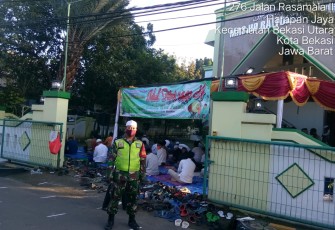 Babinsa Kali Baru Koramil 01/Kranji Laksanakan Protokol Covid-19 Pada Sholat Idul Fitri Di Mesjid Baiturahman Zona Hijau
