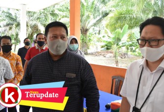 Kepala KPPN Mukomuko Rusli Zulfian saat mendampingi Bupati Mukomuko Choirul Huda (kiri) melakukan penyerahan secara simbolis Bantuan Langsung Tunai (BLT) Desa kepada Keluarga Penerima Manfaat (KPM) di desa Pondok Suguh Kecamatan Pondok Suguh.